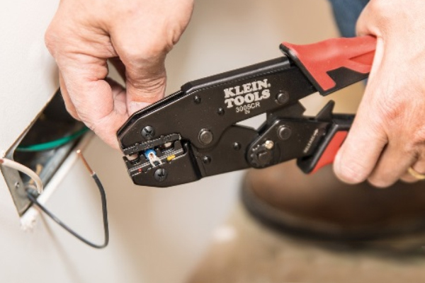 Cách bấm đầu cos đúng kỹ thuật bằng kìm chuyên dụng giúp đảm bảo an toàn điện