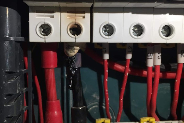 Đầu nối điện bị nóng do tiếp xúc kém và quá tải trong hệ thống điện công nghiệp