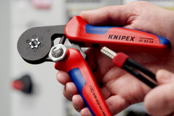 Ép đầu cos bằng kìm chuyên dụng giúp tăng diện tích tiếp xúc, giảm điện trở và đảm bảo an toàn điện