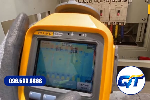 Kỹ thuật viên đo nhiệt độ đầu cos bằng camera nhiệt trong quá trình bảo trì tủ điện