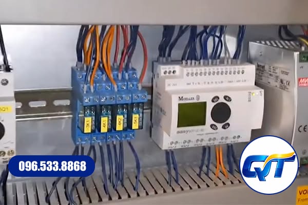 Đấu dây PLC và terminal bằng đầu cos trong tủ điều khiển