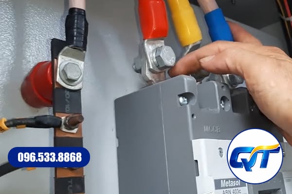 Hệ thống dây đấu nối bằng đầu cos bên trong tủ điện công nghiệp